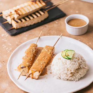 Découvrez les brochettes de tofu satay, une spécialité indonésienne aux saveurs exotiques. Accompagnées de riz à la feuille de kombawa, à la citronnelle et au lait de coco, elles sont nappées de la célèbre sauce satay. Une expérience gustative inoubliable !