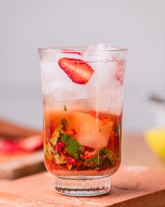 Découvrez notre Cocktail aux Fraises façon Mojito, une boisson estivale rafraîchissante avec une touche personnelle. Un mélange délicieux de fraises, de koso fraise maison et de rhum au chèvrefeuille pour célébrer l'été en beauté !