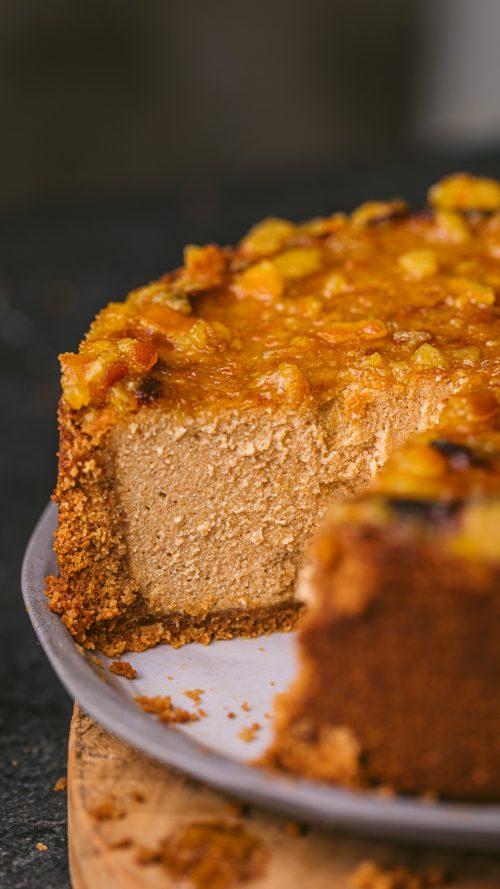 Découvrez notre délicieuse recette de cheesecake à la patate douce. Un dessert automnal végétalien, crémeux et parfumé aux épices. Savourez l'automne avec chaque bouchée