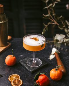 Plongez dans la magie des fêtes avec notre Clementine Sour, un cocktail festif à la mousse aérienne obtenue sans blanc d'œuf. Laissez-vous emporter par l'équilibre parfait des saveurs et l'audace du reverse dry shake.